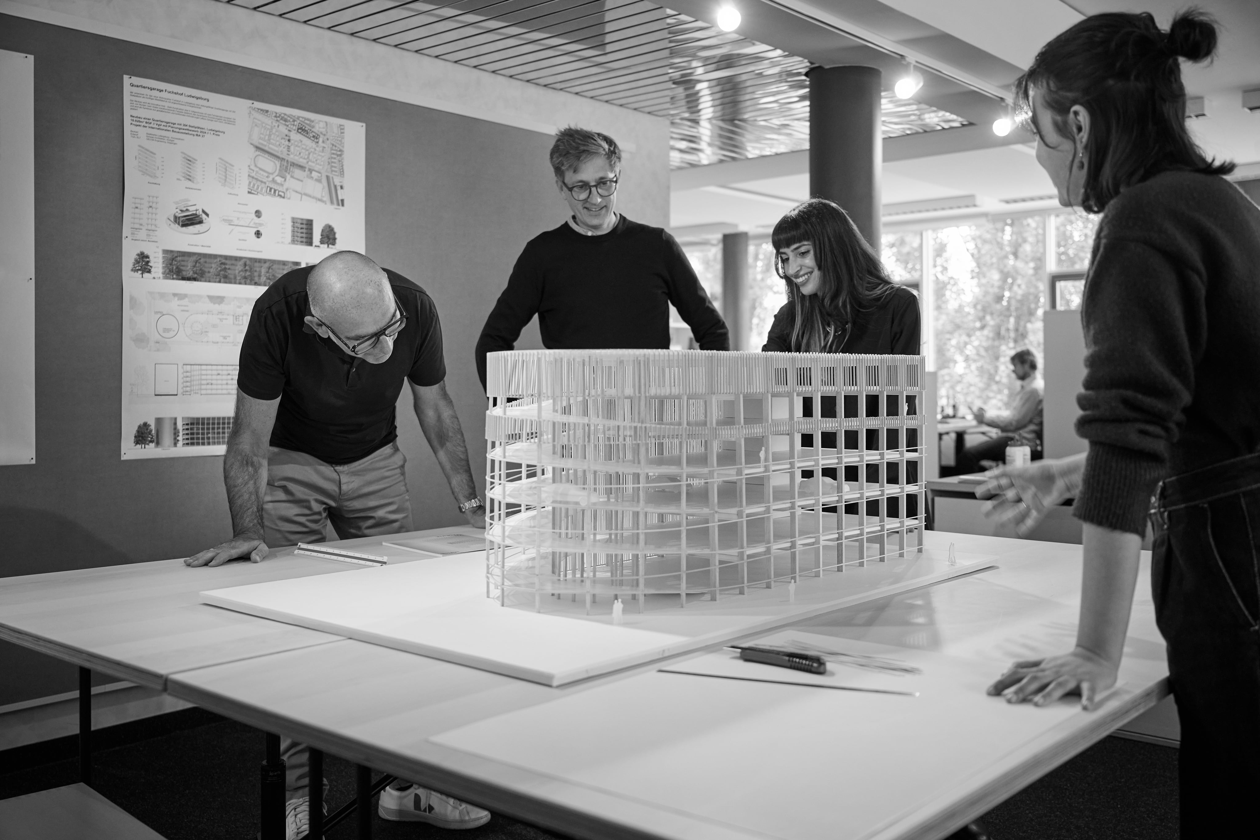 Das Team diskutiert ein Wettbewerbsmodell im Atelier